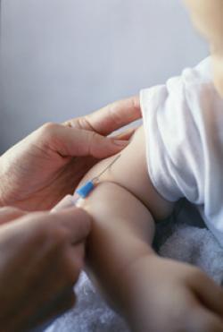 Un bimbo viene vaccinato vaccino