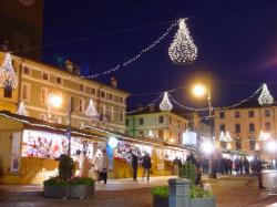 Un mercatino natalizio addobbi natalizi
