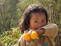 Un bambino immerso nella campagna bimbo_campagna