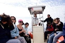 Studiosi di cetacei sul gommone