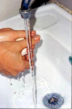 acqua calda mani energia spreco