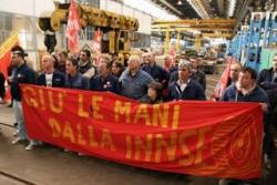 Gli operai della Innse protestano