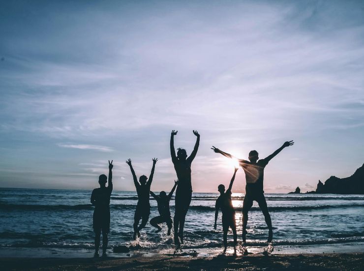 Festa in spiaggia (pexels.com) - terranauta.it