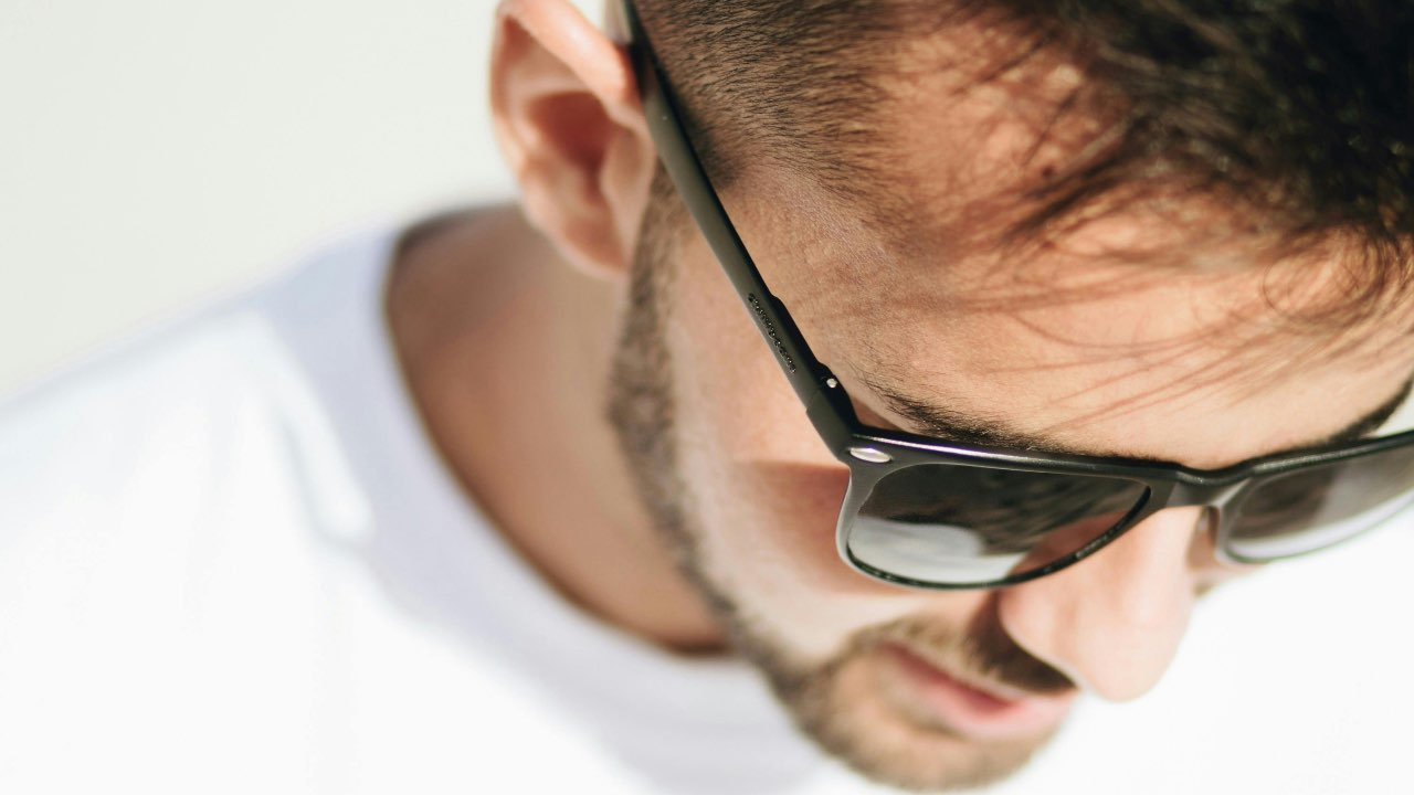 Uomo capelli - occhiali - pensieroso - pexels - terranauta