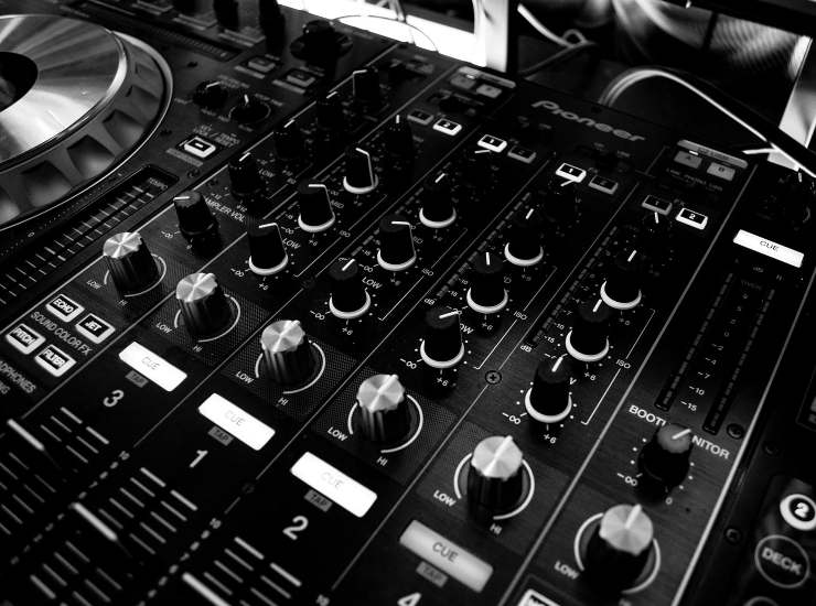 Deejay (pexels.com) - terranauta.it