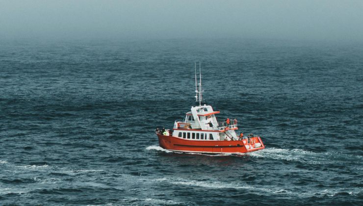 Imbarcazione dei soccorsi in mezzo al mare