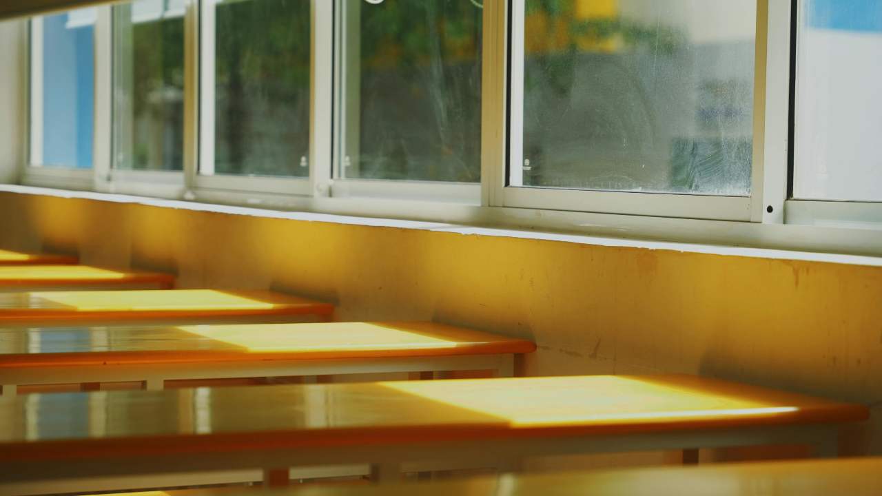 scuola banchi vuoti - pexels - terranauta