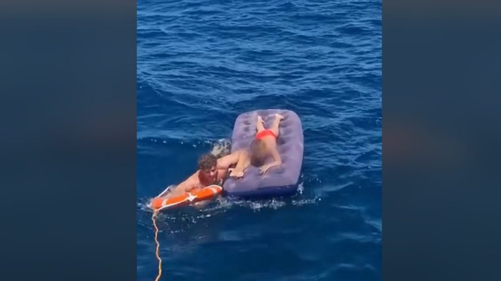 Bimbo a largo, la corrente ha spinto lui e sua nonna a chilometri di distanza | Soccorsi arrivati in tempo
