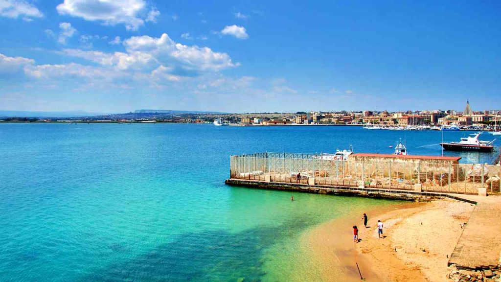 Attenzione a dove vai in vacanza: su questa spiaggia della Sicilia c’è un cannone nascosto | Dovete uscire subito dall’acqua
