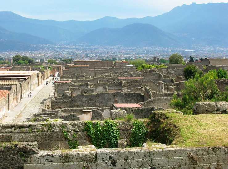 Il vulcano si è risvegliato: panico assoluto tra i cittadini | Si teme una nuova Pompei