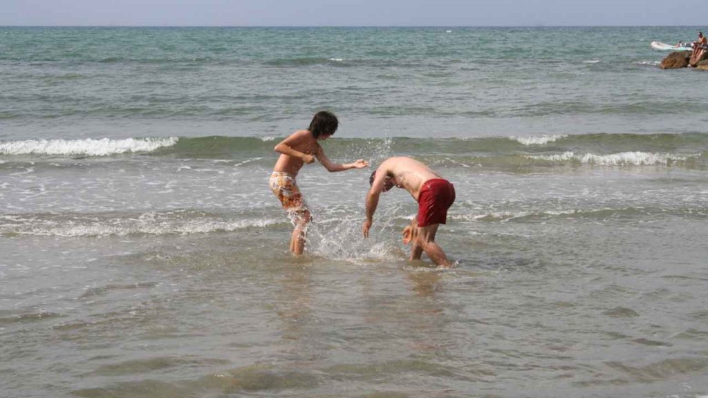 Presta attenzione quando fai il bagno al mare: ti potresti imbattere in un verme gigante | Lo hanno già avvistato