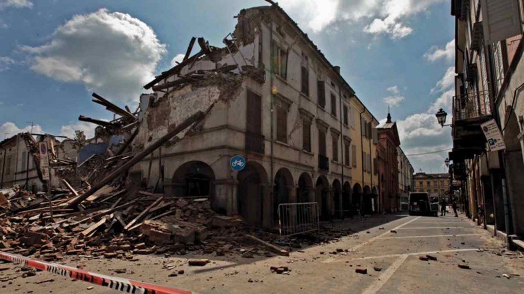 Rumore assordante, la terra trema di nuovo: panico in Italia | Le persone dormono per strada