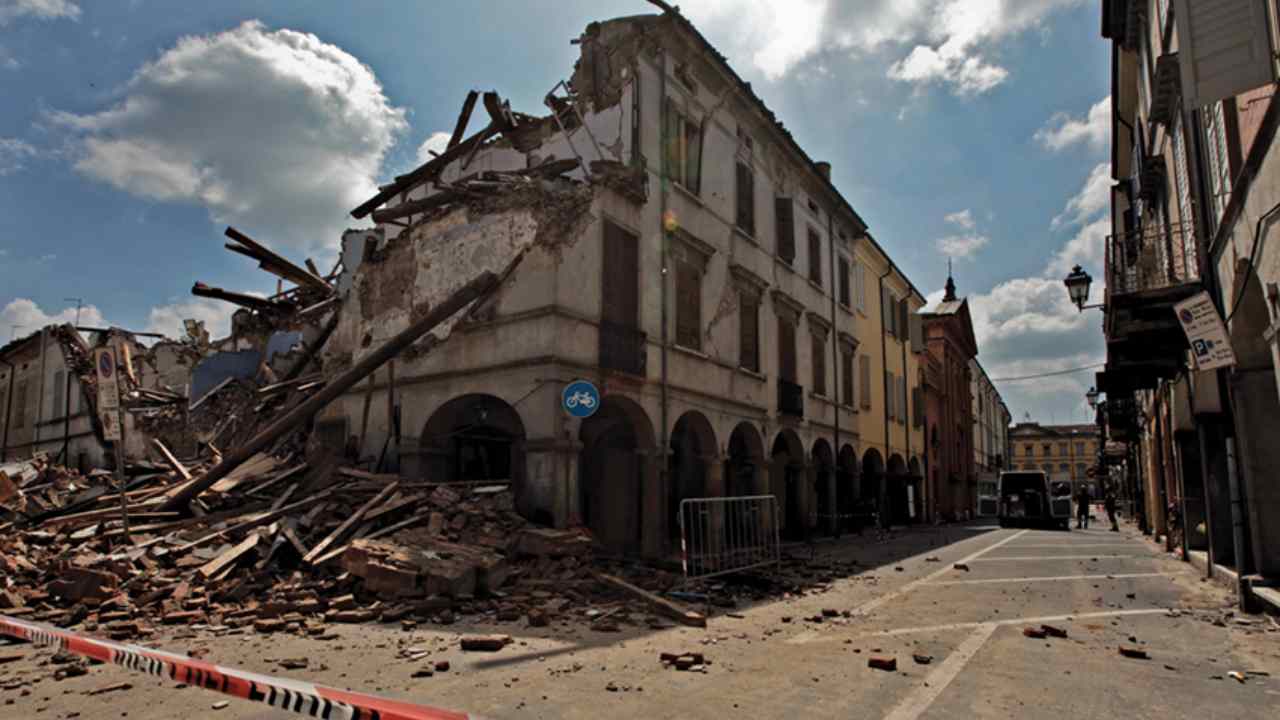 Rumore assordante, la terra trema di nuovo: panico in Italia | Le persone dormono per strada