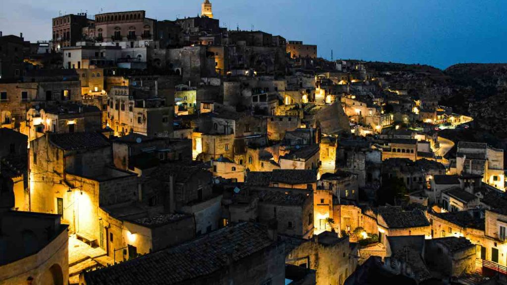 Basilicata - scorcio montagna luci accese paesaggio case - pexels - terranauta
