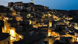 Basilicata - scorcio montagna luci accese paesaggio case - pexels - terranauta