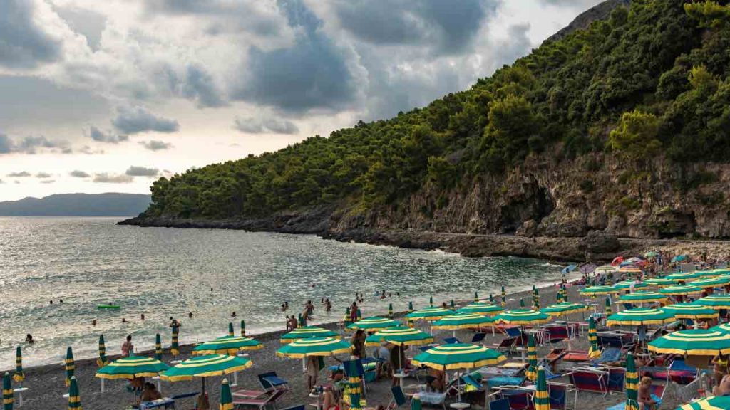 Basilicata - spiaggia ombrelloni mare montagna - pexels - terranauta