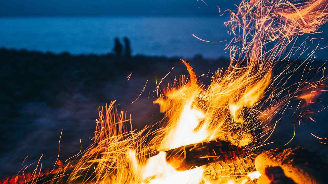 SOS incendi, le spiagge sarde di Berchida e Capo Comino chiuse al pubblico