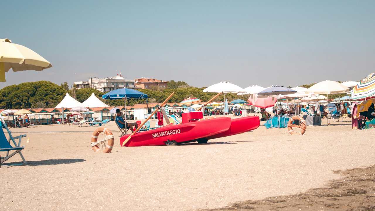 Riccione, esercitazioni di salvataggio in mare: dimostrazioni pratiche per evitare il peggio | Coinvolti cani, moto d’acqua e bagnini