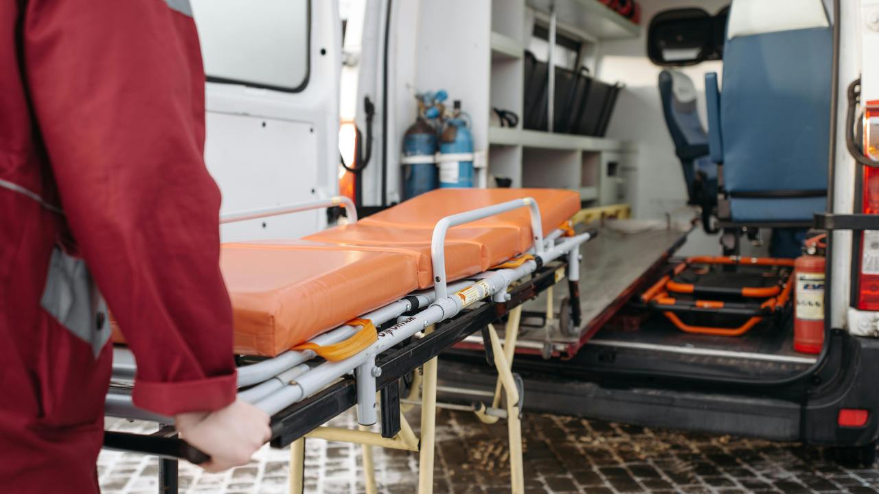 Una buca in spiaggia diventa la sua tomba: diciassettenne sepolto vivo dalla sabbia | I soccorsi sono stati inutili