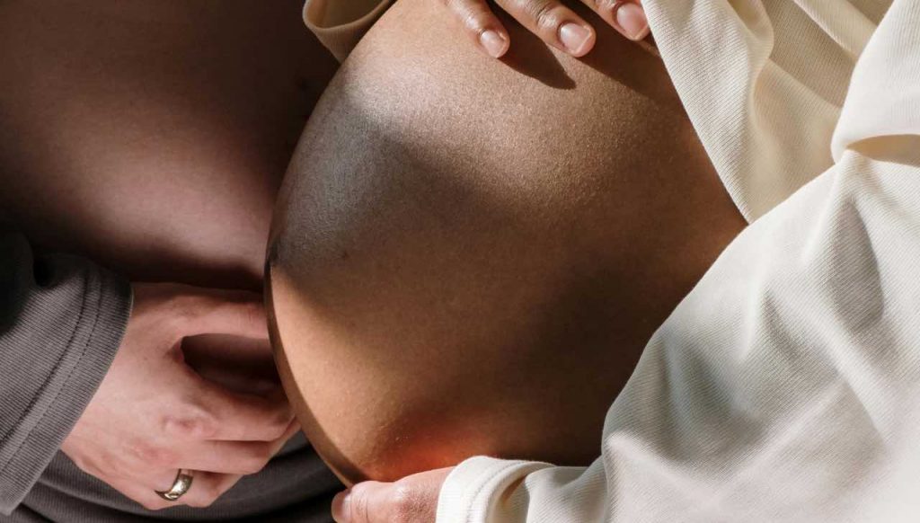 Tutti i medici del mondo sono allibiti: una bambina è nata incinta | Il feto è già molto sviluppato