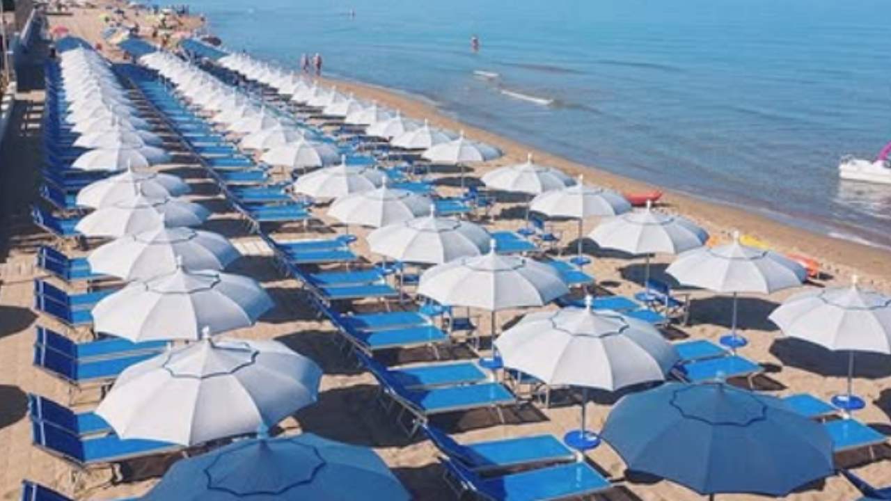 Madre si butta in acqua per salvare i suoi figli al largo | Salvati tutti dal titolare del lido