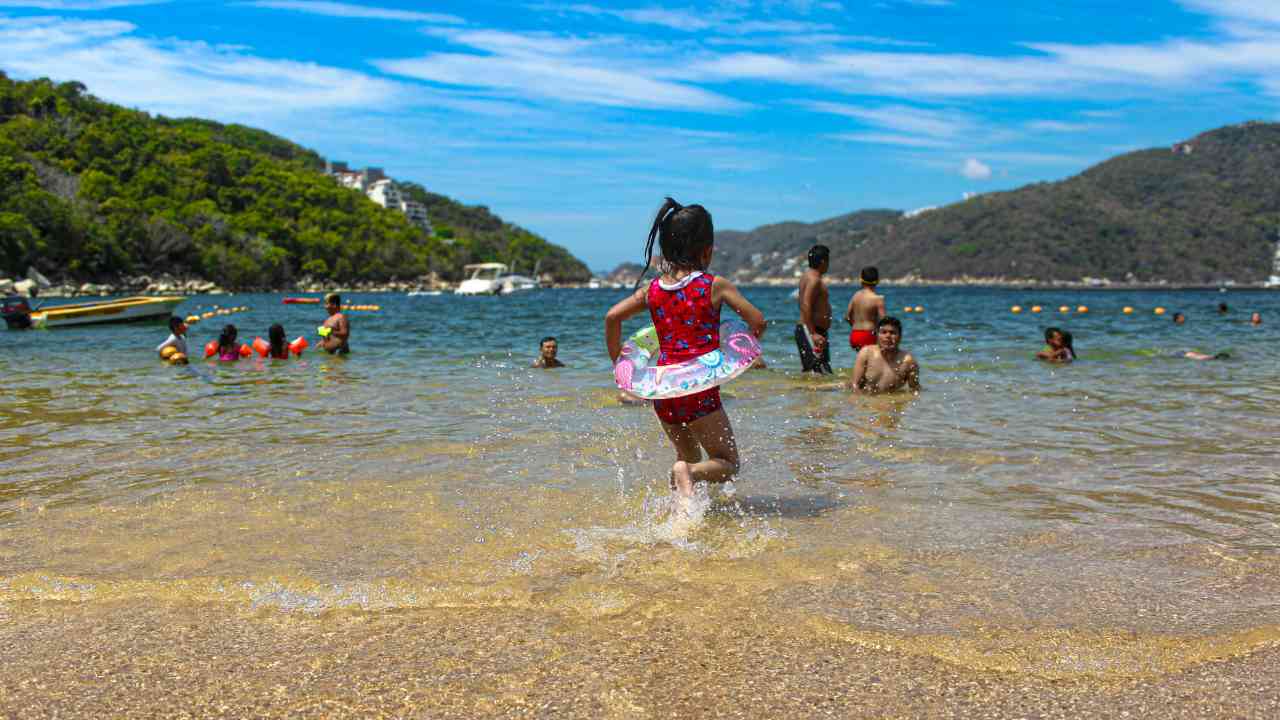 Pipì in mare, chi la fa si becca una multa da 750€ | Dovrai andare per forza in bagno