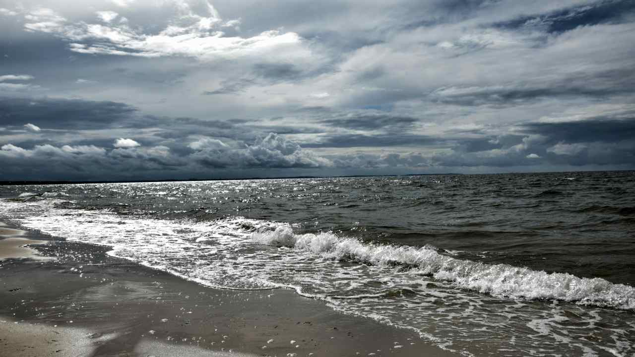 Romagna, spiagge devastate dal maltempo: fine della stagione balneare