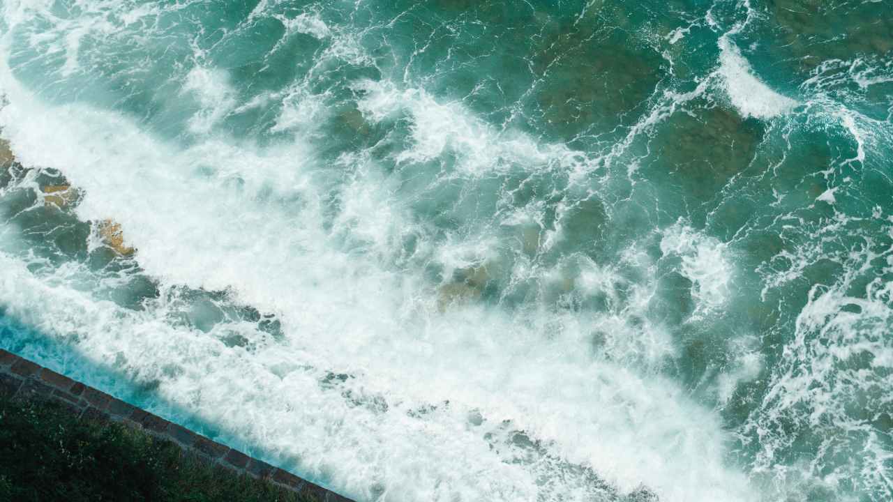 Partorisce in mare e abbandona la neonata | Caulonia scossa dalla notizia