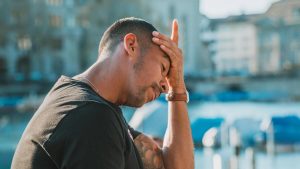 Persona con il mal di testa