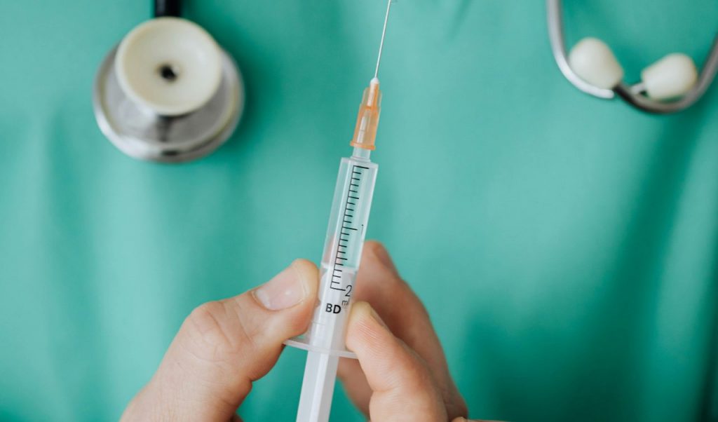 iniezione - siringa - medici - visita - ospedale - pexels- terranauta