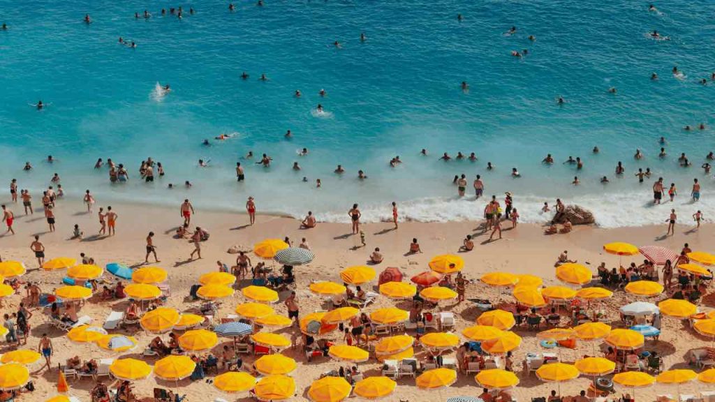 spiaggia affollata - pexels - terranauta