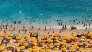 spiaggia affollata - pexels - terranauta