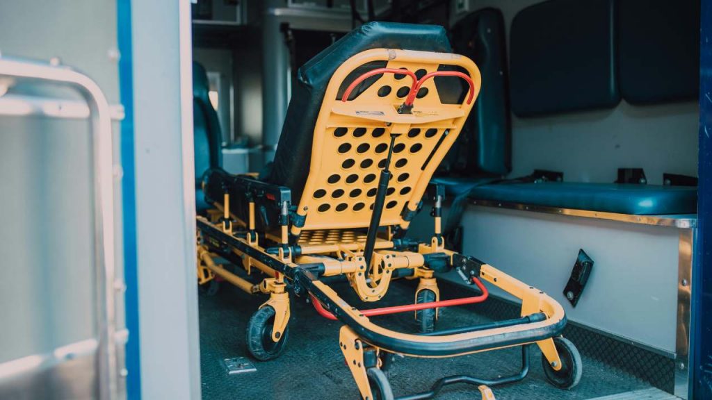Interno di un'ambulanza con barella