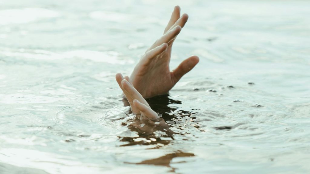 Mani che sbucano dall'acqua