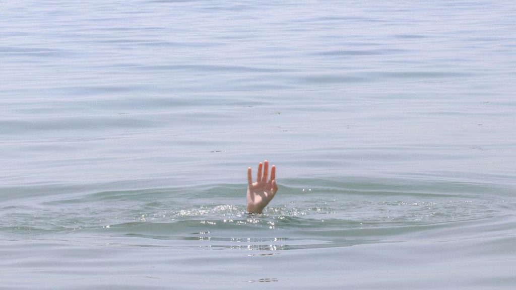 Mano fuori dall'acqua