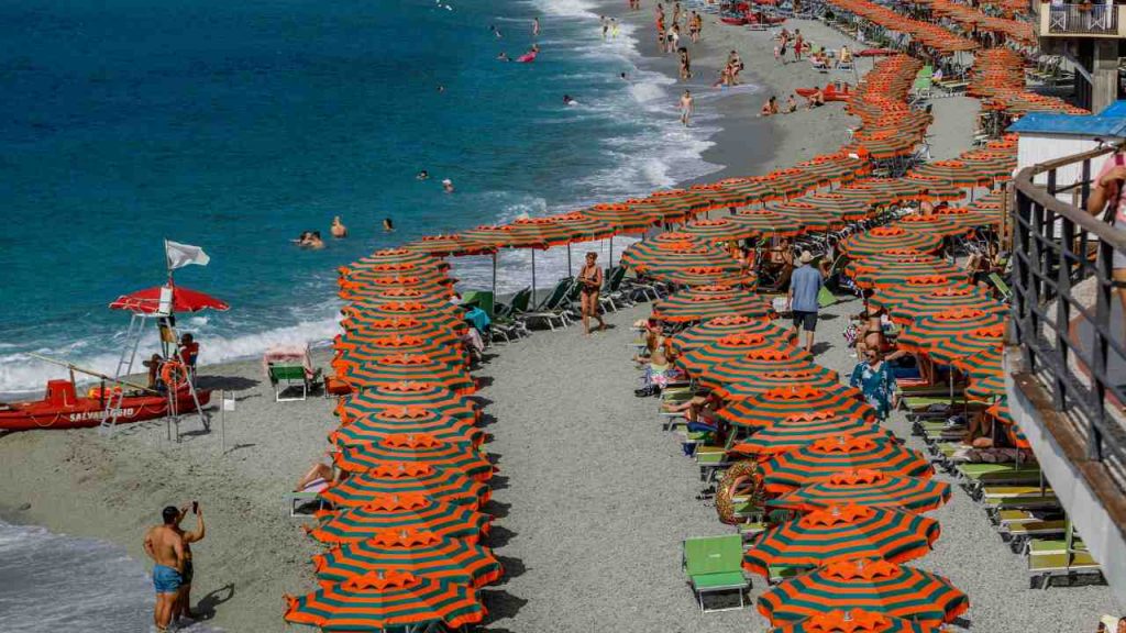 Lido gremito di gente