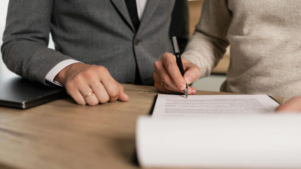firma contratto - accordo - lavoro - pexels- terranauta