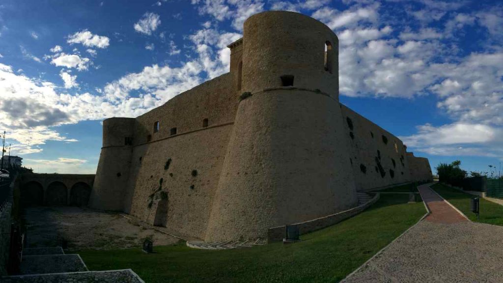 Il castello di Ortona, un mistero che va avanti da secoli | La storia della leggenda