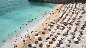 Spiaggia pena zeppa di bagnanti