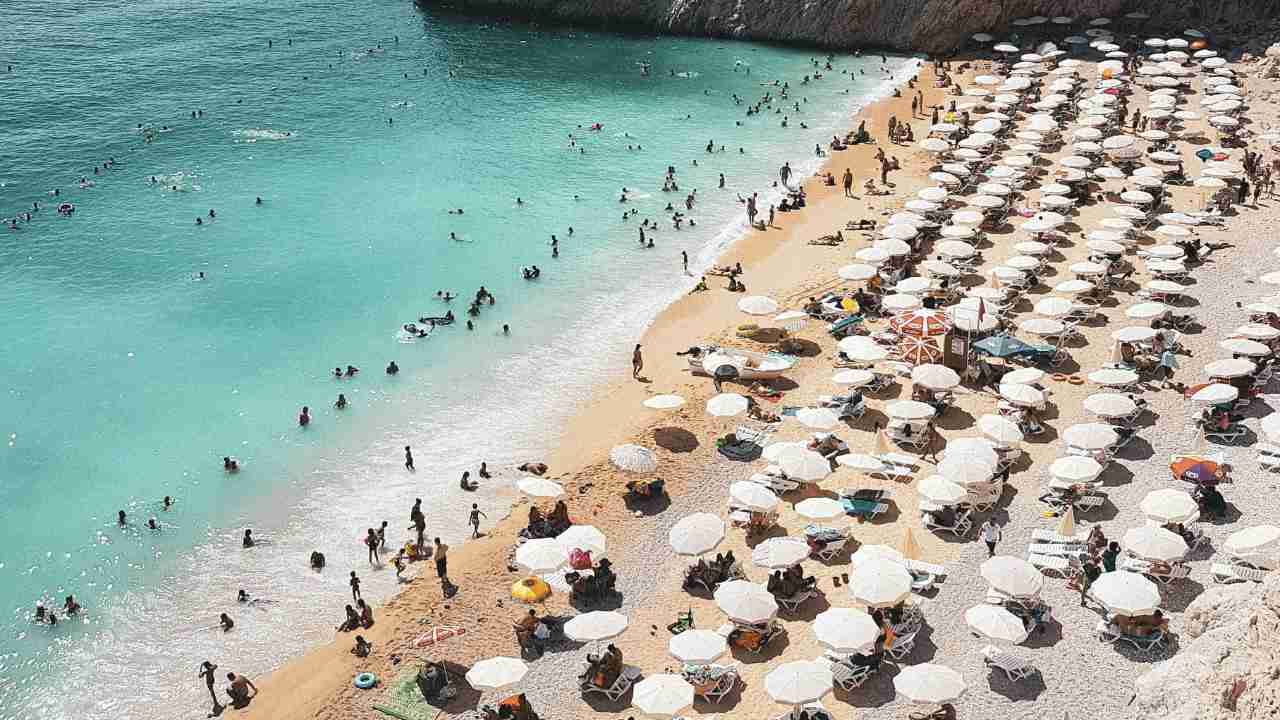All’Isola d’Elba è tornata l’estate, spiagge affollate e mare pieno di persone: nemmeno a luglio era così