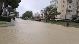 Strada allagate dalla mareggiata a Lido Adriano