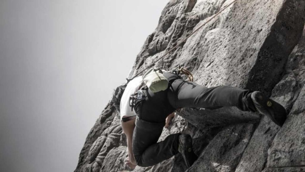 Tragedia in Cina: alpinista cade da 5mila metri | È morto per una fotografia